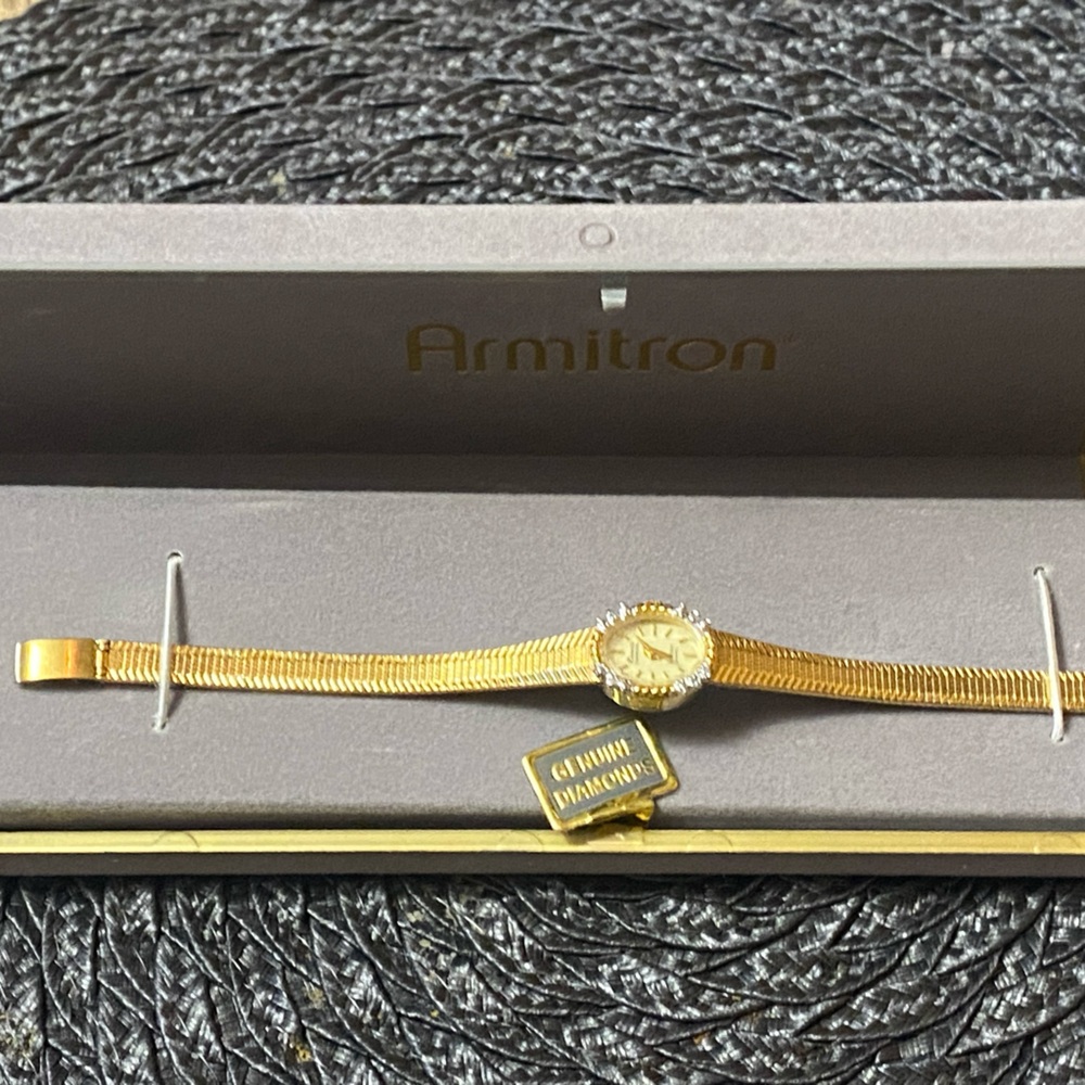 VTg. Armitron ladies watch with genuine diamonds